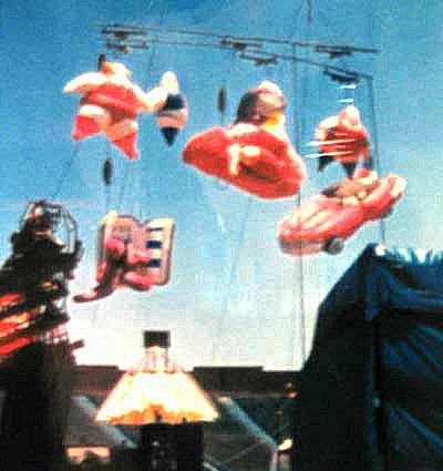 Inflatable props (live 1977)
